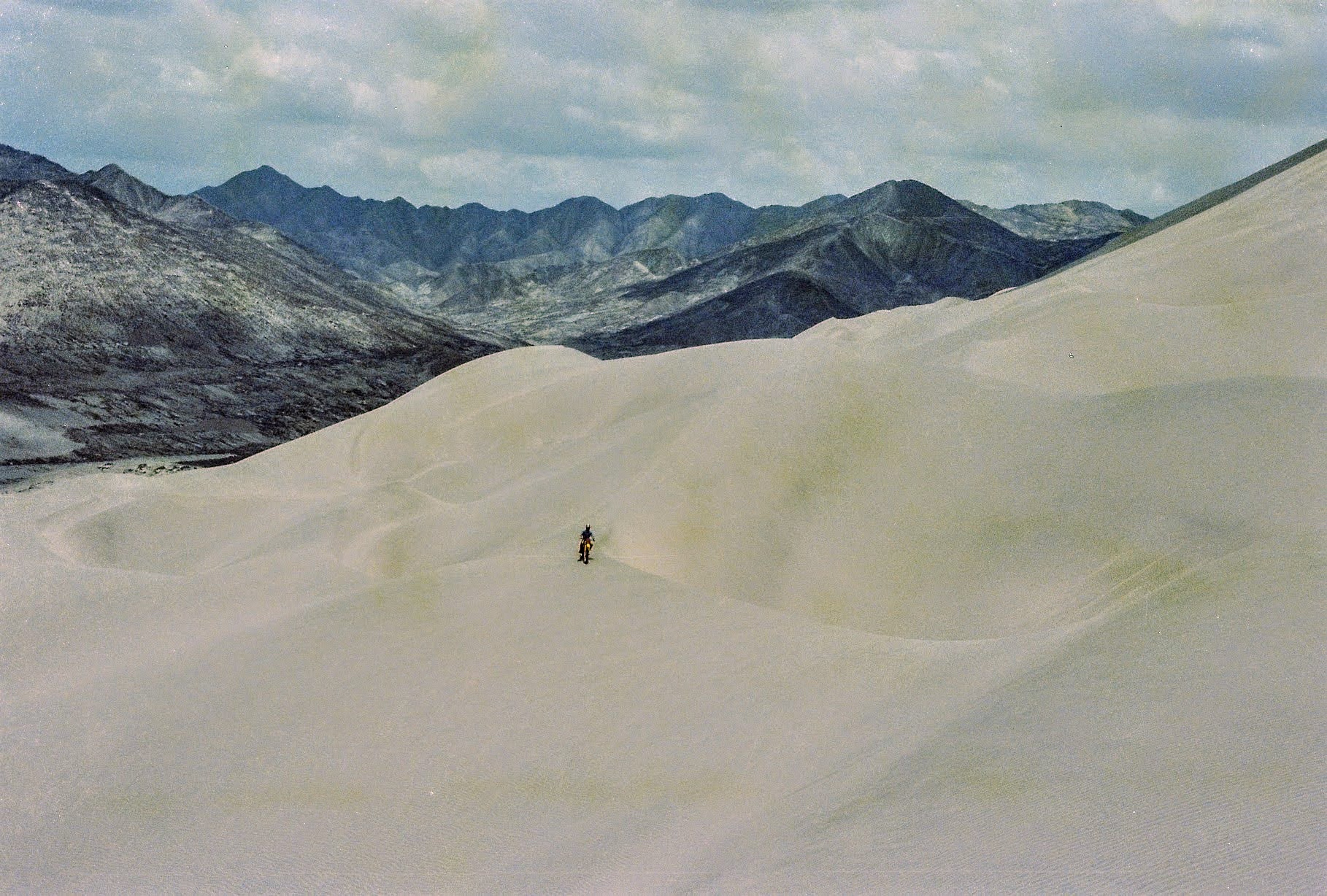 010 Felipe se deplasează pe Dunele Deșertului la Nord de Lima în 1979