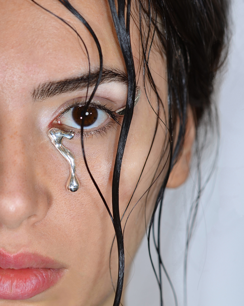 Anca Maria Barlean Venus in jewels_face accessory_Prosthetic tear_2022_sterlingsilver_1x3cm