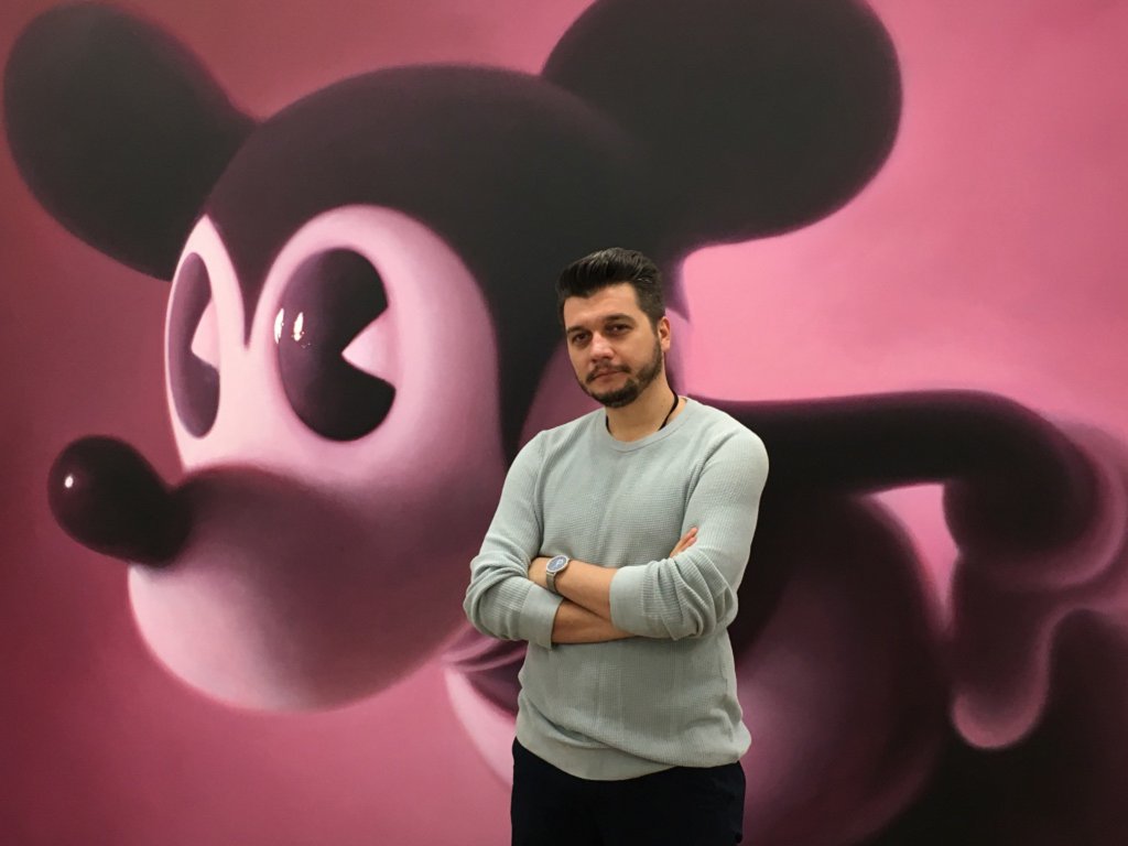 Mihai Zgondoiu în fața lui „Mickey Mouse”, de Gottfried Henwein.