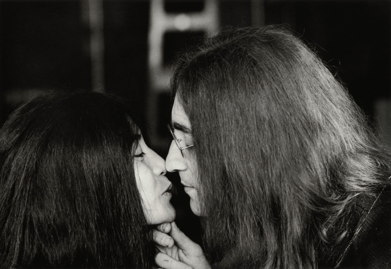 Yoko Ono and John Lennon by Tom Blau din colecția National Portrait Gallery