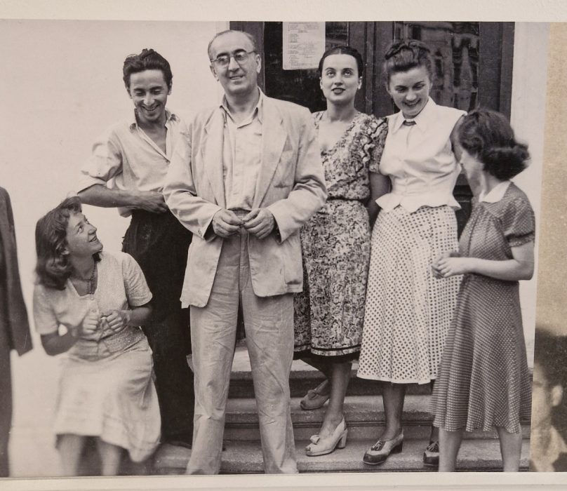 Maxy cu studenții săi (1949). Detaliu