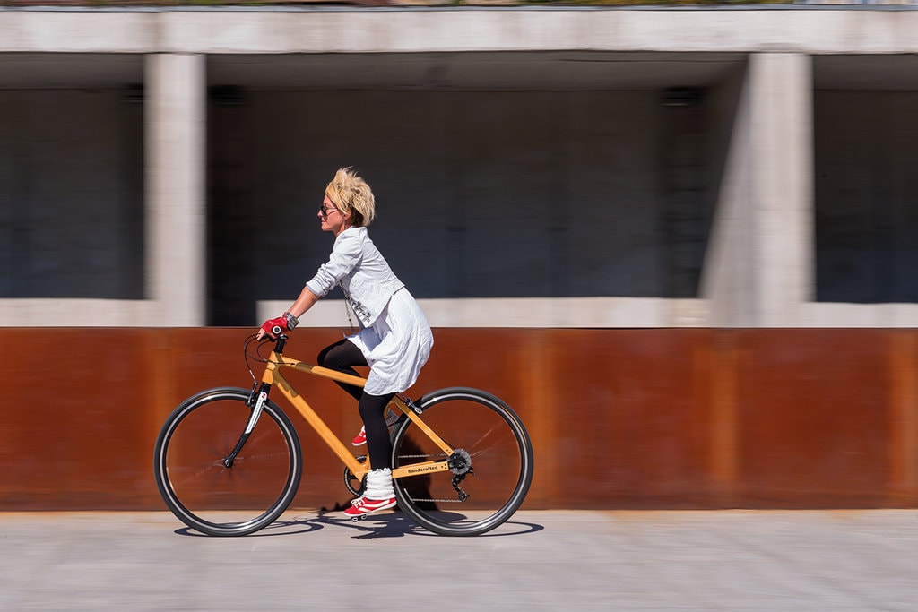 Bicicleta cu cadru de lemn produsă în România